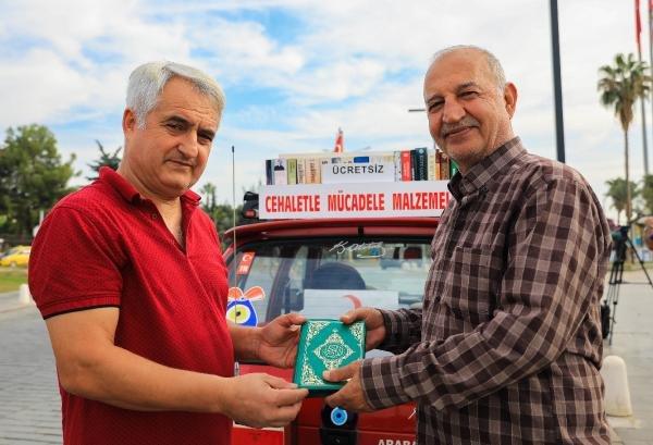 Sınıf öğretmeni 20 bin kitabı ücretsiz dağıttı