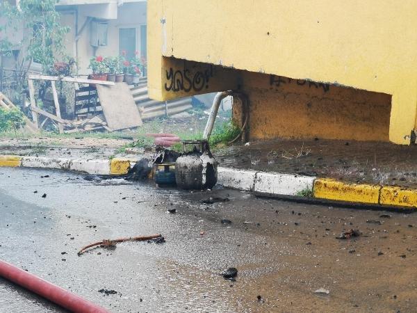 Pendik'te 3 katlı binanın çatısında yangın çıktı