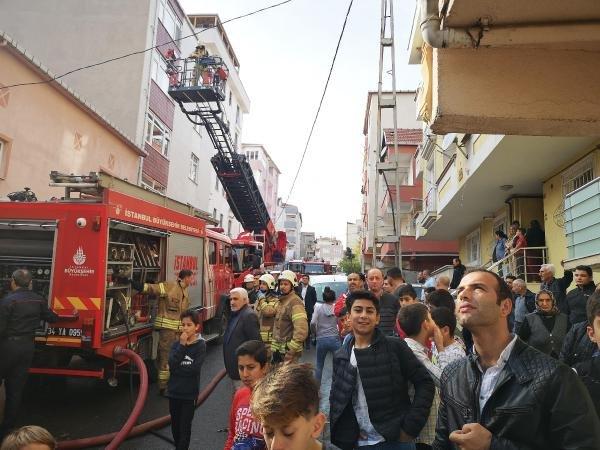 Pendik'te 3 katlı binanın çatısında yangın çıktı