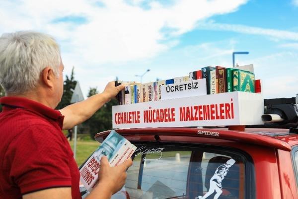 Sınıf öğretmeni 20 bin kitabı ücretsiz dağıttı