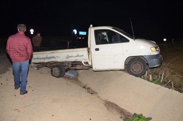 Kaza yapan kamyonet şoförü olay yerinden kaçtı