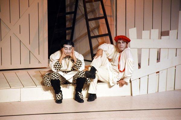 Tiyatro oyununu yabancılar için alt yazılı sahnelediler