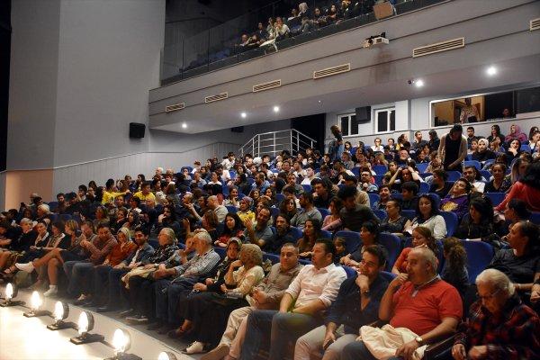 Tiyatro oyununu yabancılar için alt yazılı sahnelediler
