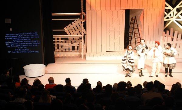 Tiyatro oyununu yabancılar için alt yazılı sahnelediler