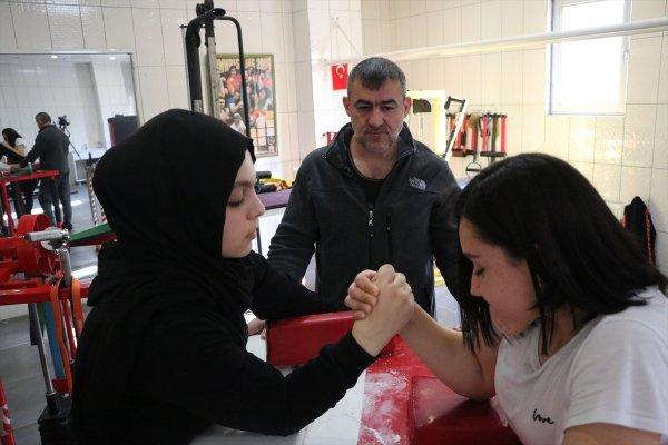 Bilek güreşçisi Nisa dünya üçüncüsü oldu