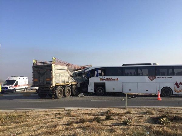 Afyonkarahisar'da feci kaza: 2 ölü, 21 yaralı