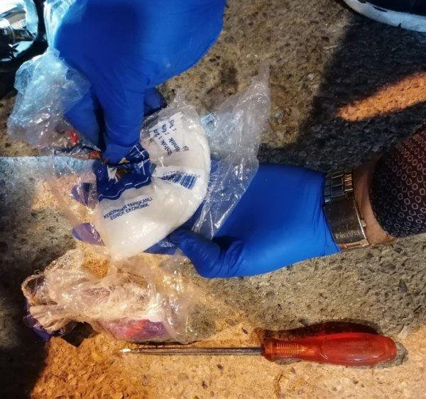 Otomobilin farından uyuşturucu çıktı