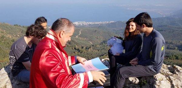 Metrelerce yükseklikte nikah kıydılar