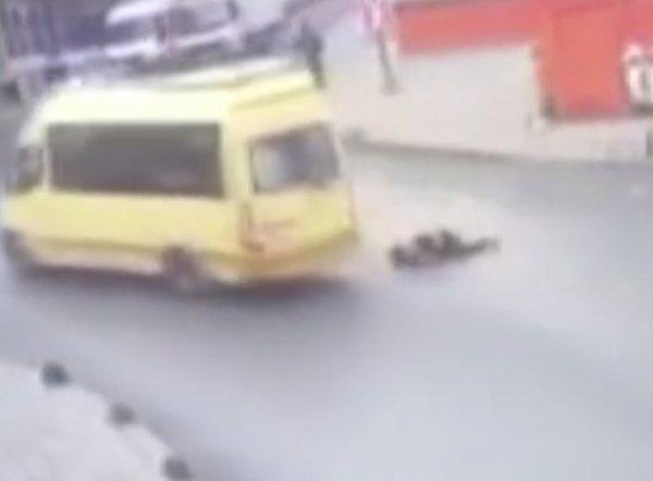 Kapısı açık minibüsten düştü