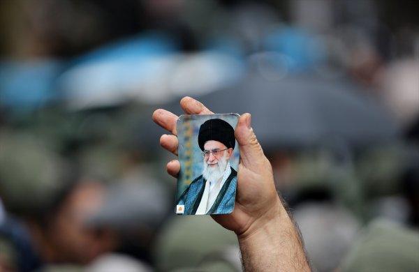 İran'da cenaze töreni 'karşıt' gösteriye dönüştü