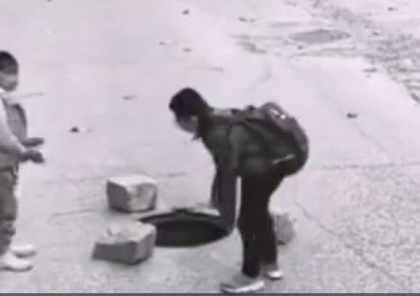 Çin'de açık unutulan çukur için önlem alan çocuklar