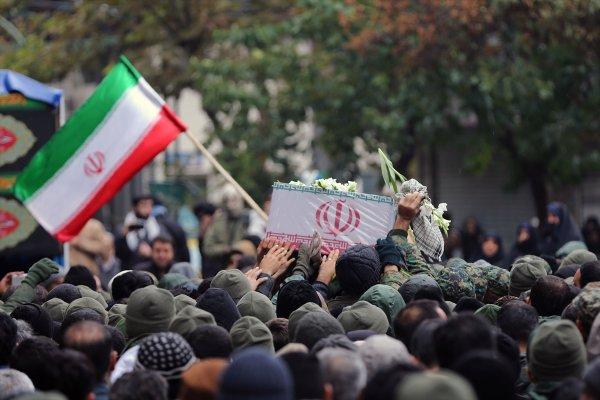 İran'da cenaze töreni 'karşıt' gösteriye dönüştü