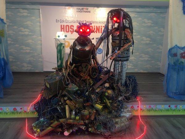 Kağıthane'de topladıkları atıklarla robot yaptılar