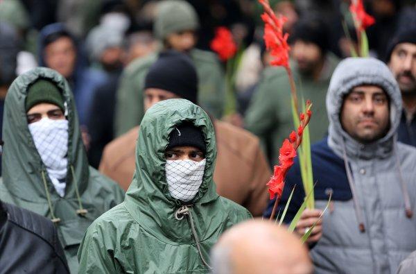 İran'da cenaze töreni 'karşıt' gösteriye dönüştü