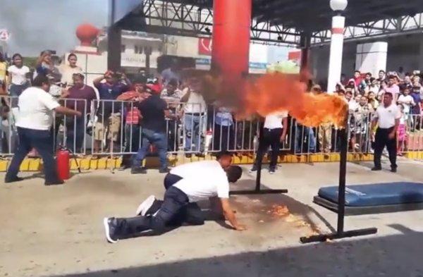 Meksika'da ateşle şov yapan adam alev aldı