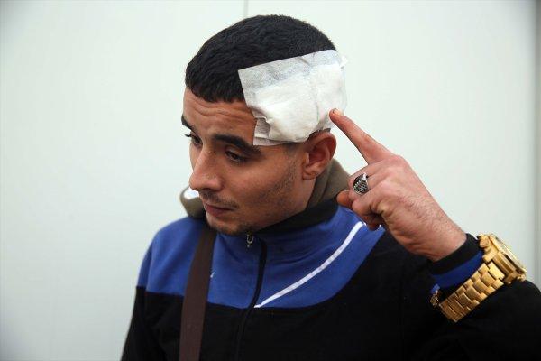 Yunan askeri göçmenleri silahla dövdü