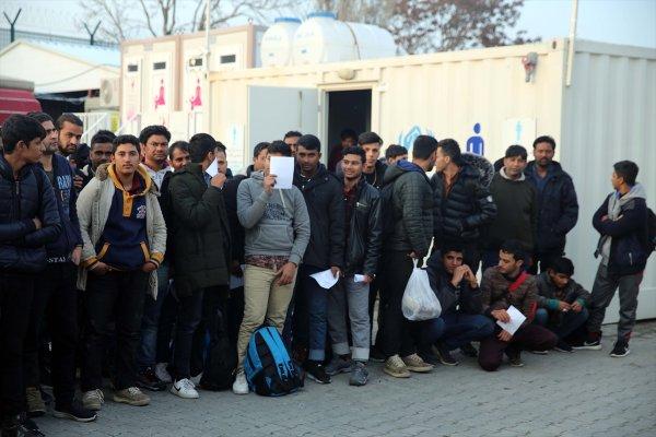 Yunan askeri göçmenleri silahla dövdü