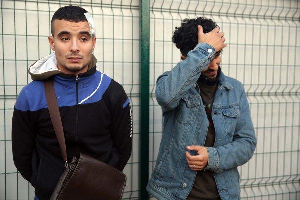 Yunan askeri göçmenleri silahla dövdü