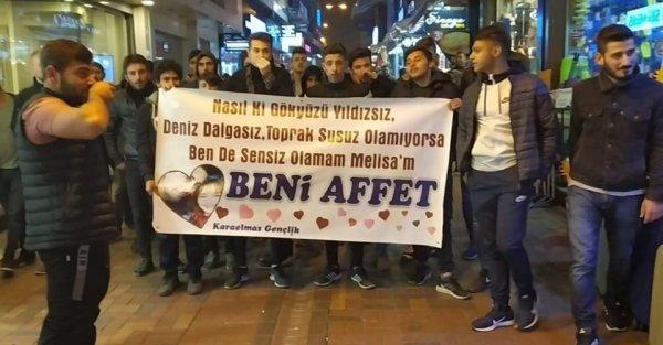 Davul ve meşalelerle kız arkadaşından af diledi