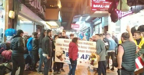 Davul ve meşalelerle kız arkadaşından af diledi