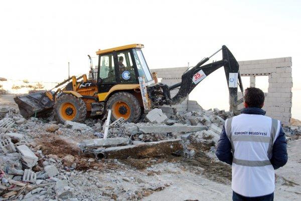 Van Gölü sahilinde kaçak yapılar yıkılıyor