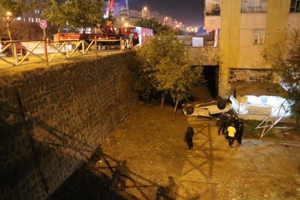 Şanlıurfa'da araç binanın bahçesine uçtu