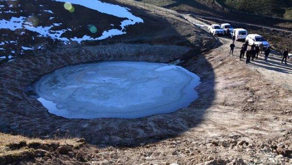 Tahrip edilen Dipsiz Göl'e su veriliyor