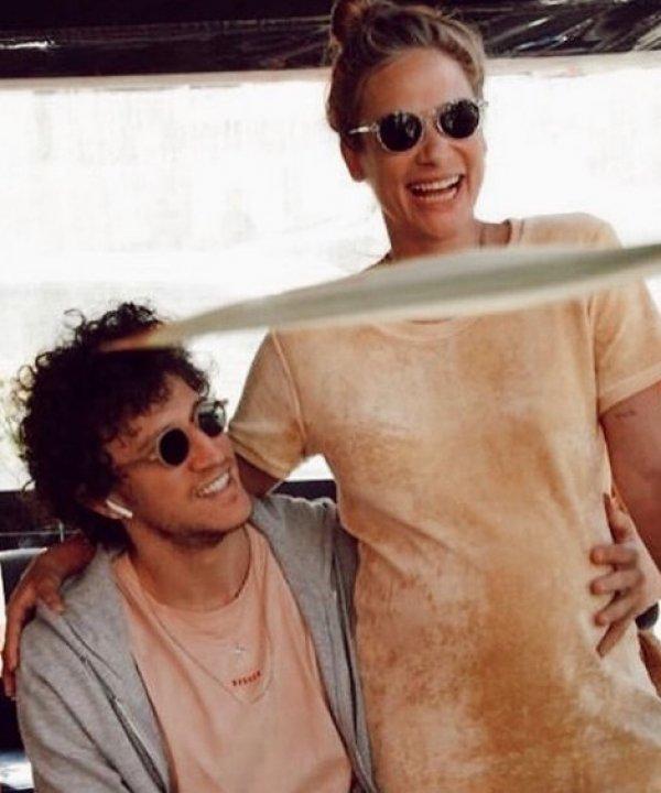 Müge Boz bebeğini kucağına aldı