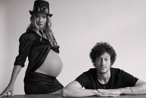 Müge Boz bebeğini kucağına aldı