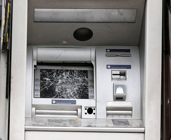 İran'da göstericiler 900'den fazla bankayı yaktı