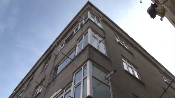 Hırsızı çatı katına kilitleyip polisi aradı