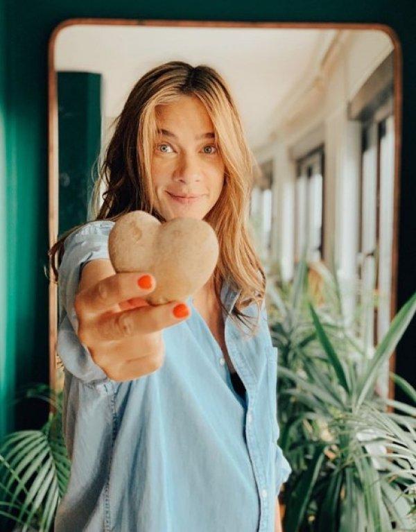 Müge Boz bebeğini kucağına aldı