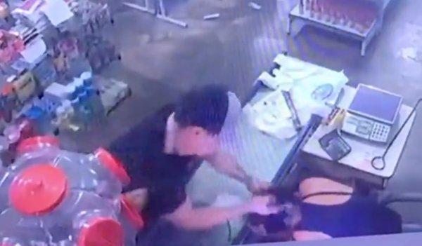 Eşini vurmak isteyen adamın silahı tutukluk yaptı