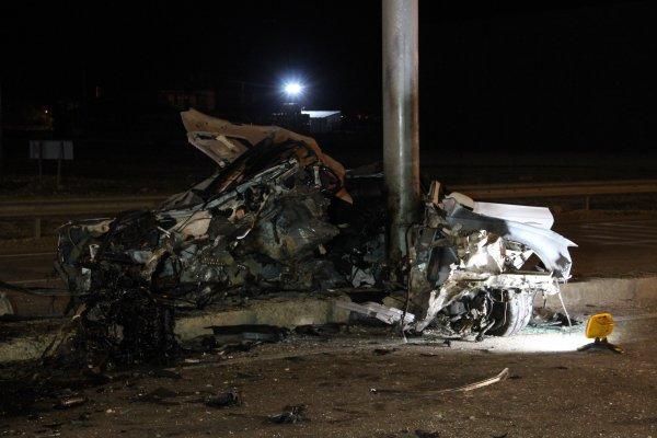 Karaman'da bir sürücü yön levhasına çarptı