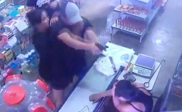 Eşini vurmak isteyen adamın silahı tutukluk yaptı