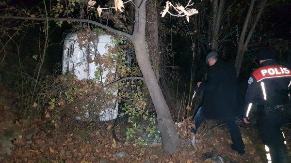 Karabük'te şarampole yuvarlanan aracın sürücüsü kaçtı