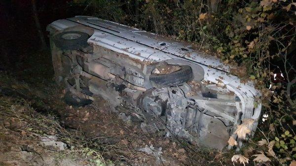 Karabük'te şarampole yuvarlanan aracın sürücüsü kaçtı