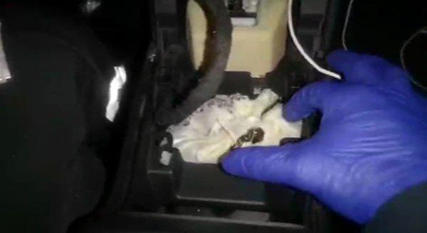 Lüks otomobilin içerisinden uyuşturucu çıktı