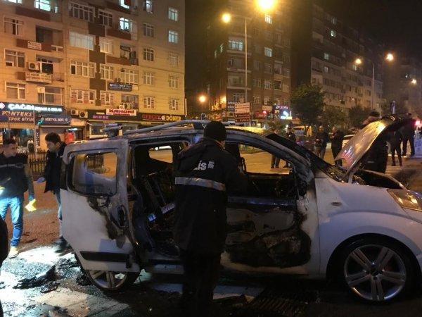 Samsun'da bunalıma giren kişi aracını ateşe verdi