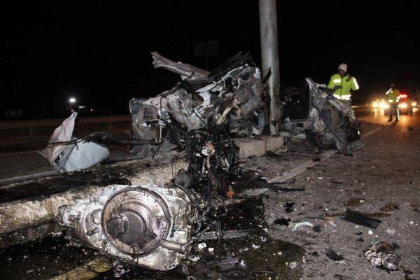 Karaman'da bir sürücü yön levhasına çarptı