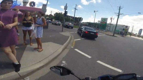 Avustralya'da kızlara bakarken kaza yapan motorcu