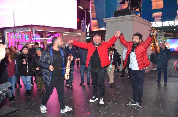 Times Meydanı'nda horon teptiler