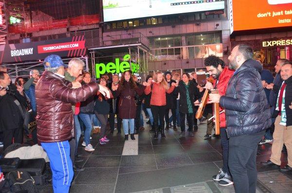 Times Meydanı'nda horon teptiler