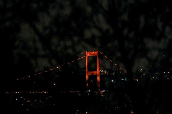 İstanbul kadına şiddete karşı turuncu renge büründü