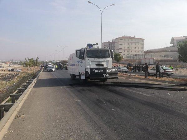 Arkadaşlarına kamyon çarpan öğrenciler yolu kapattı