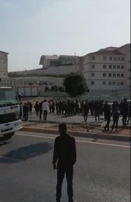 Arkadaşlarına kamyon çarpan öğrenciler yolu kapattı