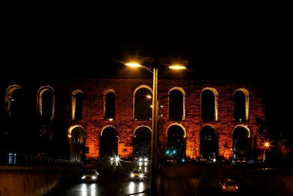 İstanbul kadına şiddete karşı turuncu renge büründü