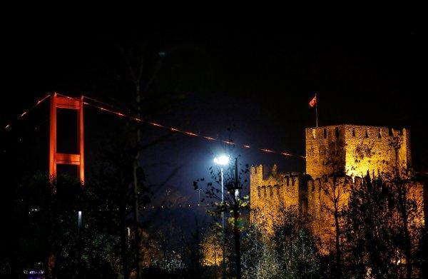 İstanbul kadına şiddete karşı turuncu renge büründü