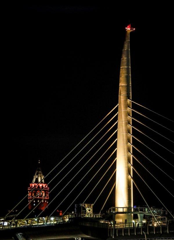 İstanbul kadına şiddete karşı turuncu renge büründü