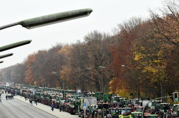 Almanya'da çiftçiler tarım politikasını protesto etti
